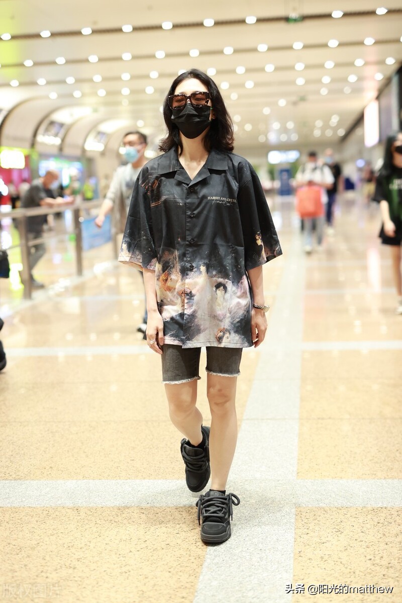 郭颖穿印花衬衫戴超大墨镜现身机场，大步流星气质高冷