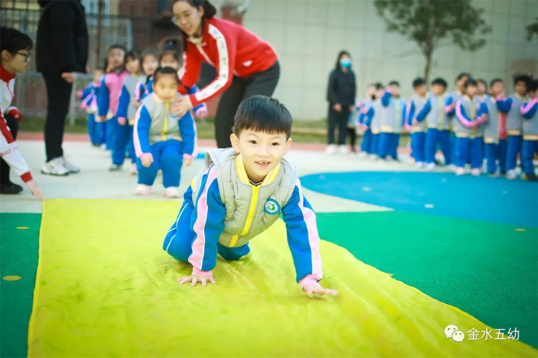 小学生足球队入场词(享运动•健体魄•悦童心—金水五幼教育集团“趣味运动周”纪实)