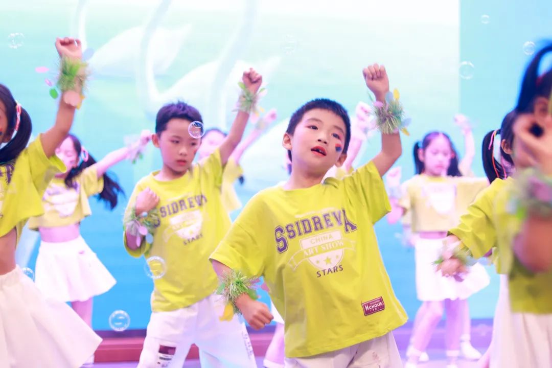 天府新区华阳实验小学举行“童星耀五月·艺术绽花开”群舞比赛