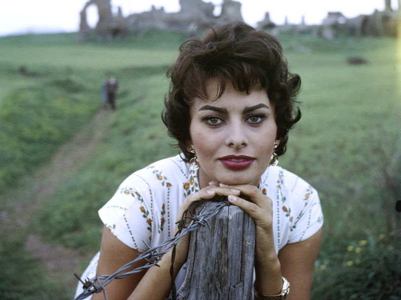 索菲亚的母亲罗米尔达是一名钢琴教师兼演员,和著名影星葛丽泰·嘉宝