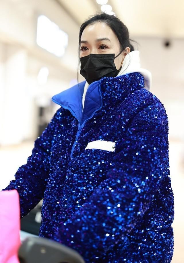 钟丽缇和女儿同框似“姐妹”，亮片羽绒服配白靴，看腿可真瘦