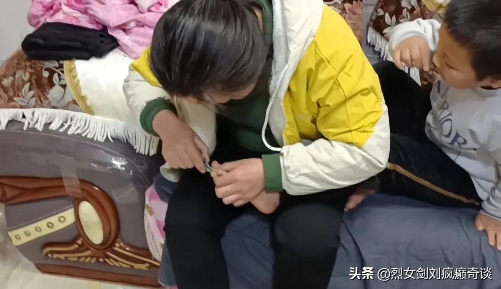 收留大小娃,给洗澡吹头发剪指甲掏耳朵,换上干净衣服焕然一新