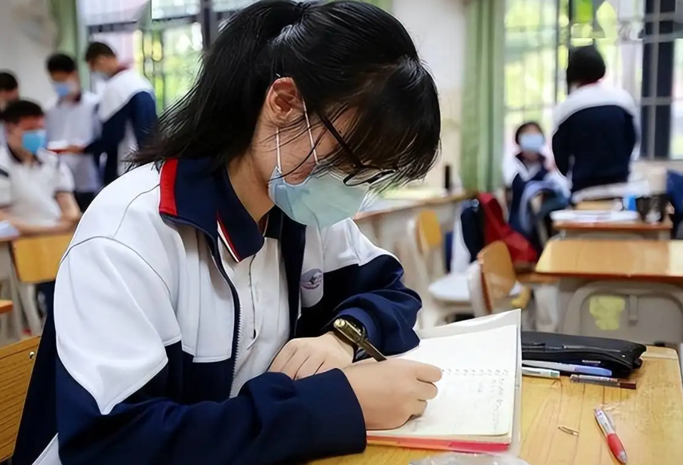 高考成绩未出，考生就已经收到多封录取通知书，家长看完很无奈