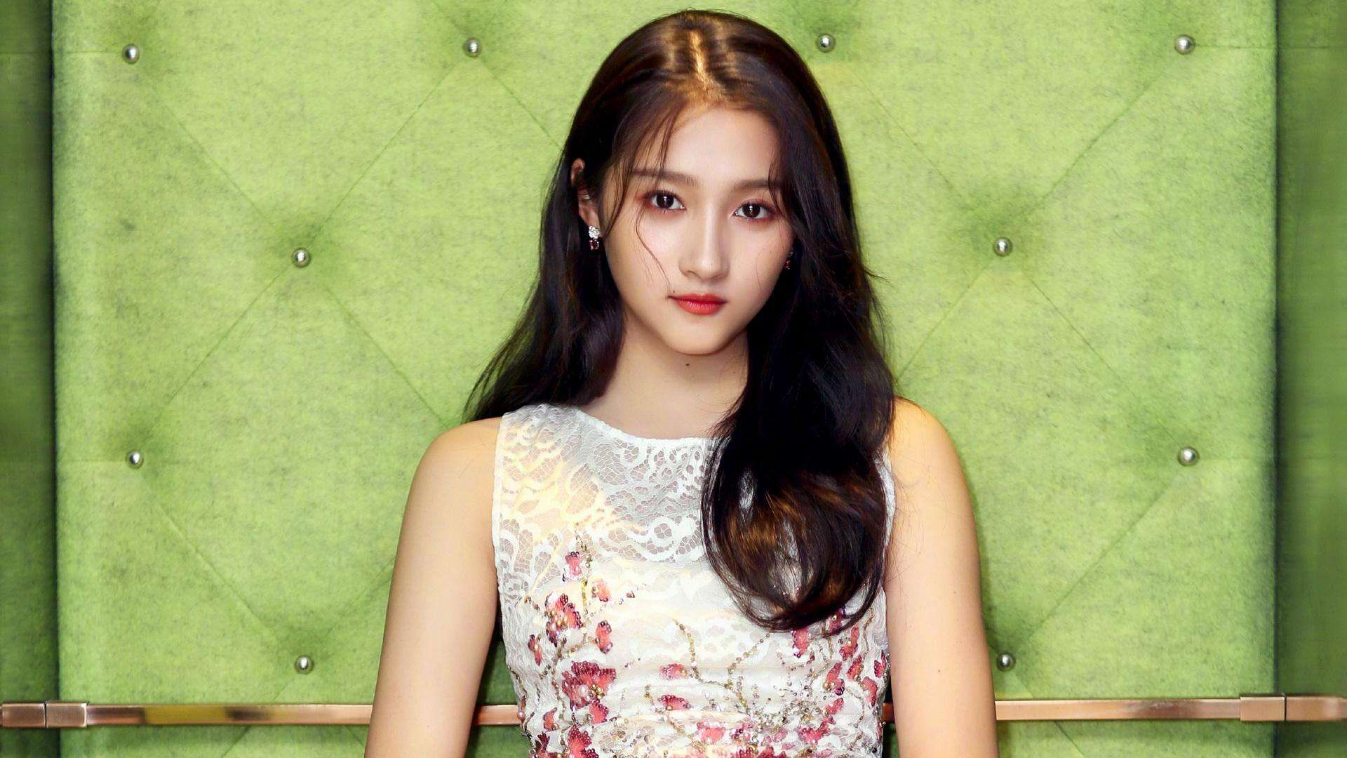 明星校园生活大不同！AB一周10块钱，郑恺开豪车上学，杨紫接地气