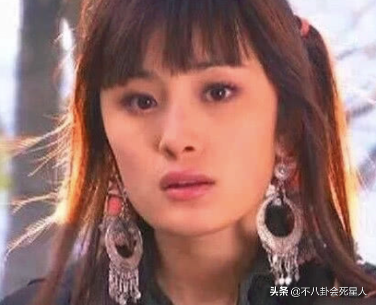 娱乐圈“假下巴”大赏，又尖又翘，一笑下巴原地起飞太吓人