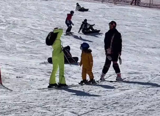 章子怡带醒醒小苹果滑雪被偶遇，温柔搂粉丝合照，真人被赞超级瘦