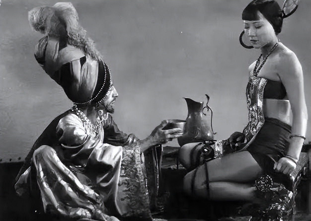 她容貌艳丽却终生未嫁，养活全家却被家人视为耻辱，悲哀的巨星