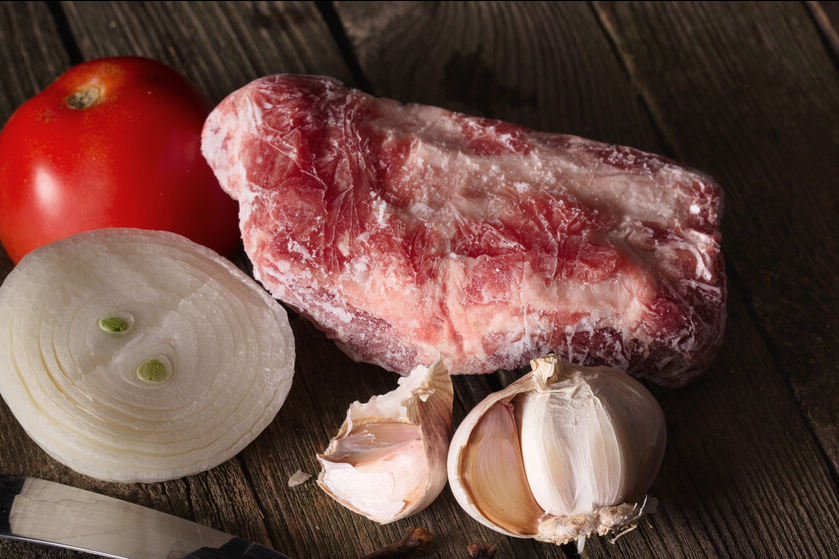 解冻肉，切记别只用水泡，肉贩子教你2招，几分钟搞定，还很新鲜