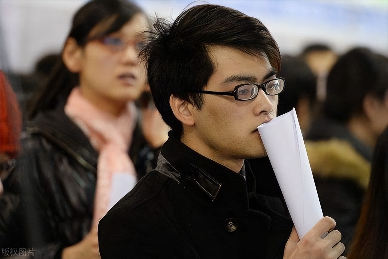 大学生可以“缓两年”毕业，应届生身份不再吃香？引发网络热议