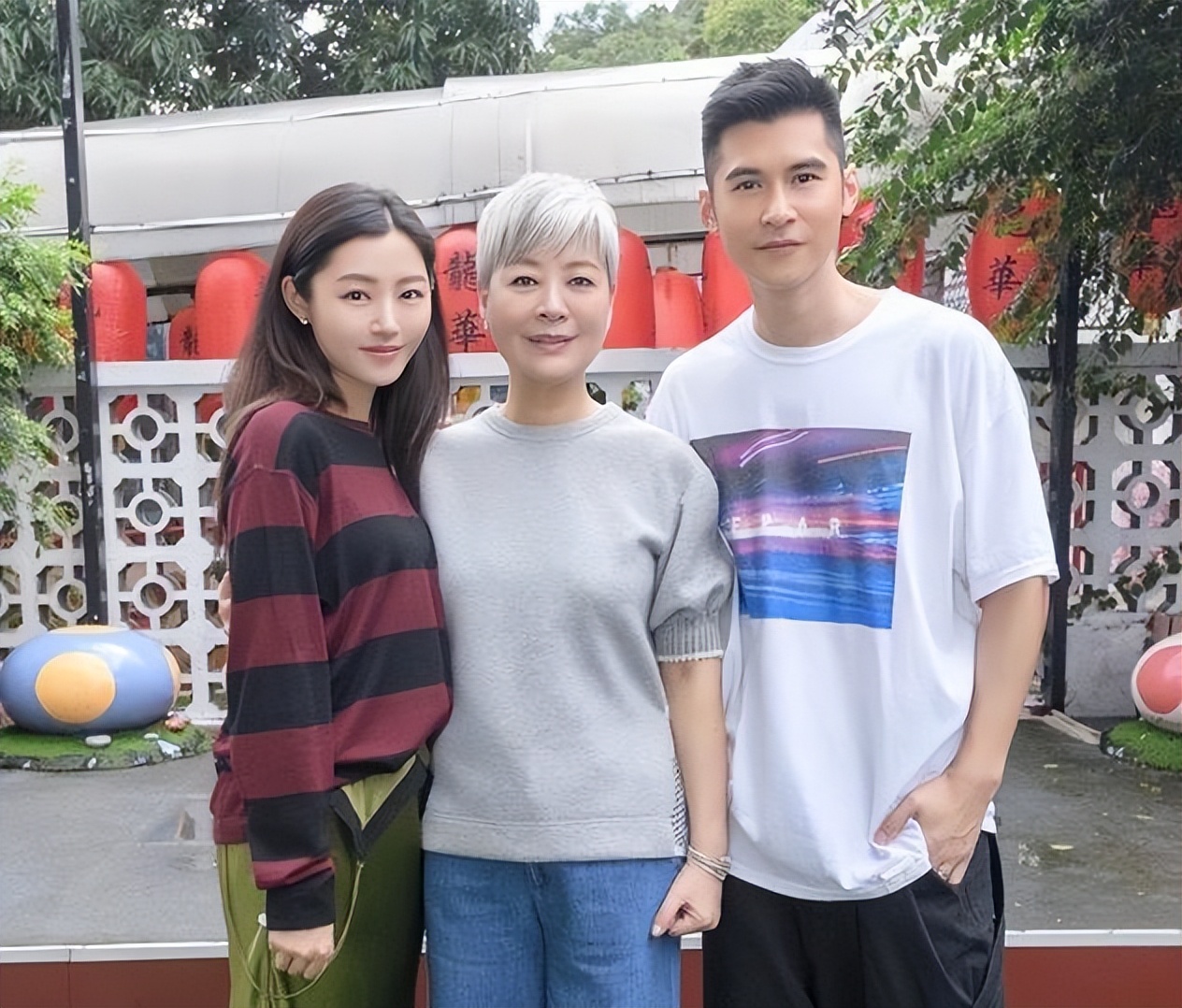 恭喜！知名女星两度抗癌成功宣布复出，满头灰白发出镜略显沧桑