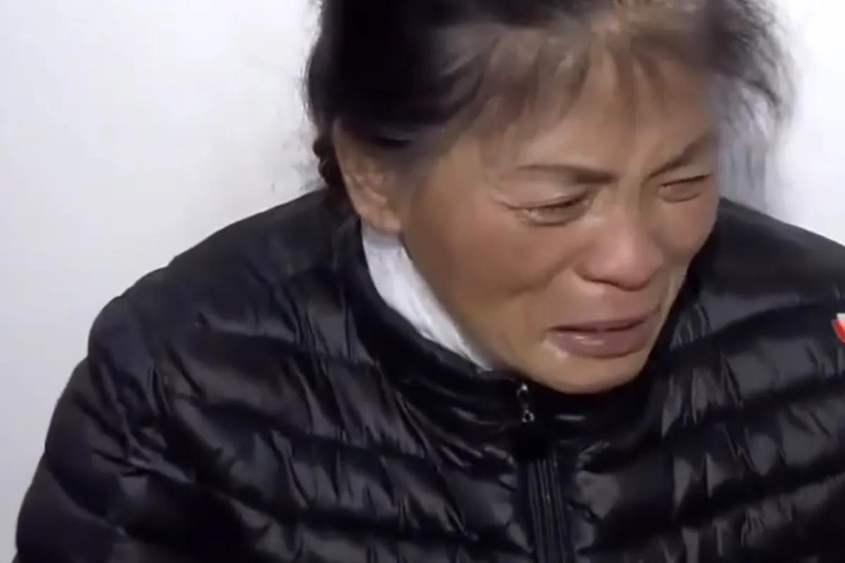 美女大学生失恋后精神失常，与五旬拾荒男街头产女，母亲：造孽