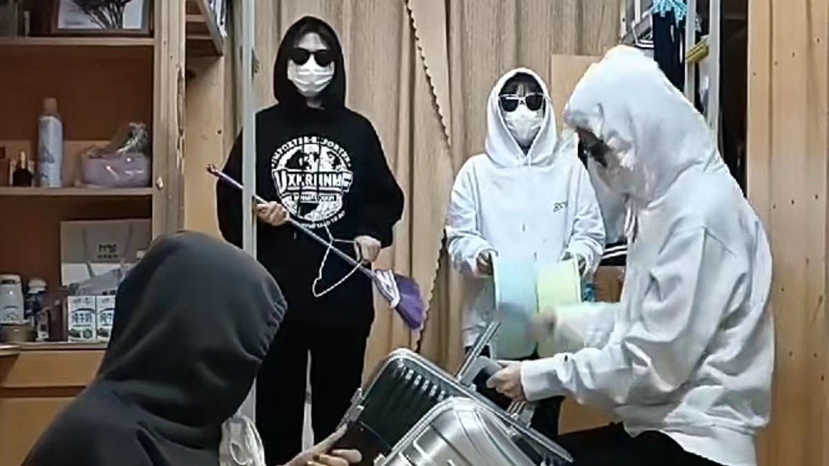 封校后的大学生都在做什么？男生宿舍玩捉迷藏，女生宿舍演宫斗剧