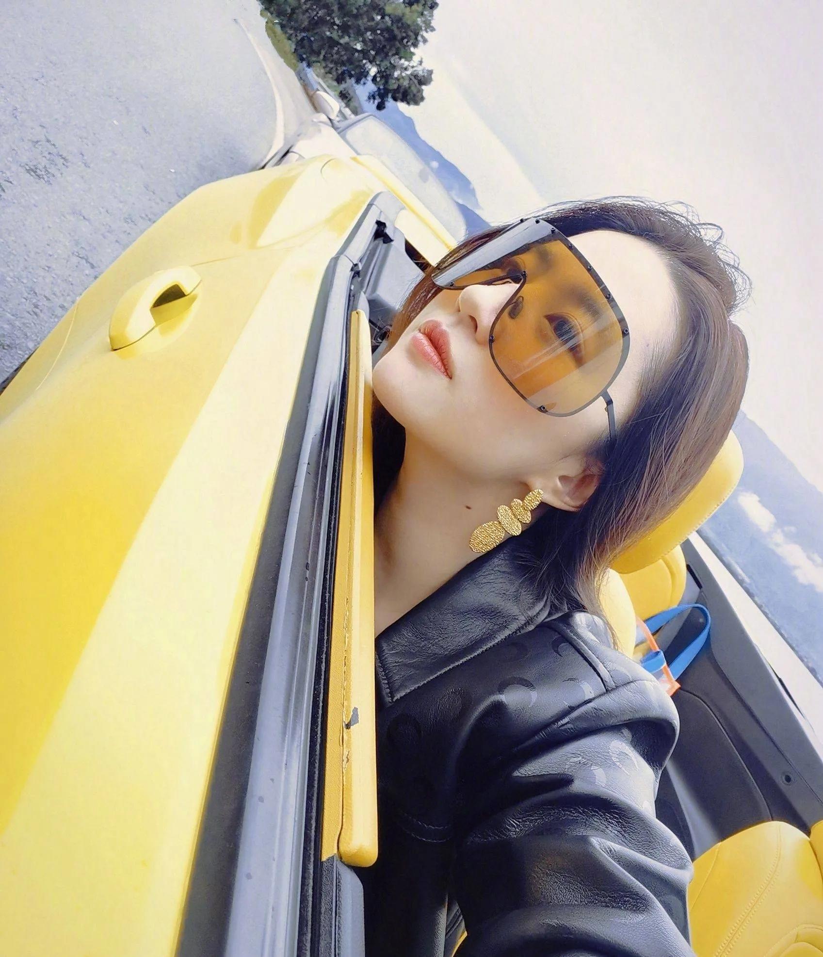 刘亦菲黑色皮衣