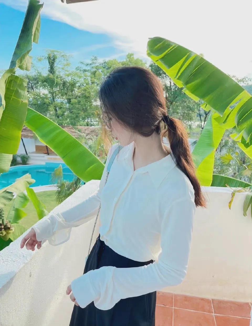 刘诗诗穿白衬衫配黑色裙裤，经典配色轻盈可人，温柔知性