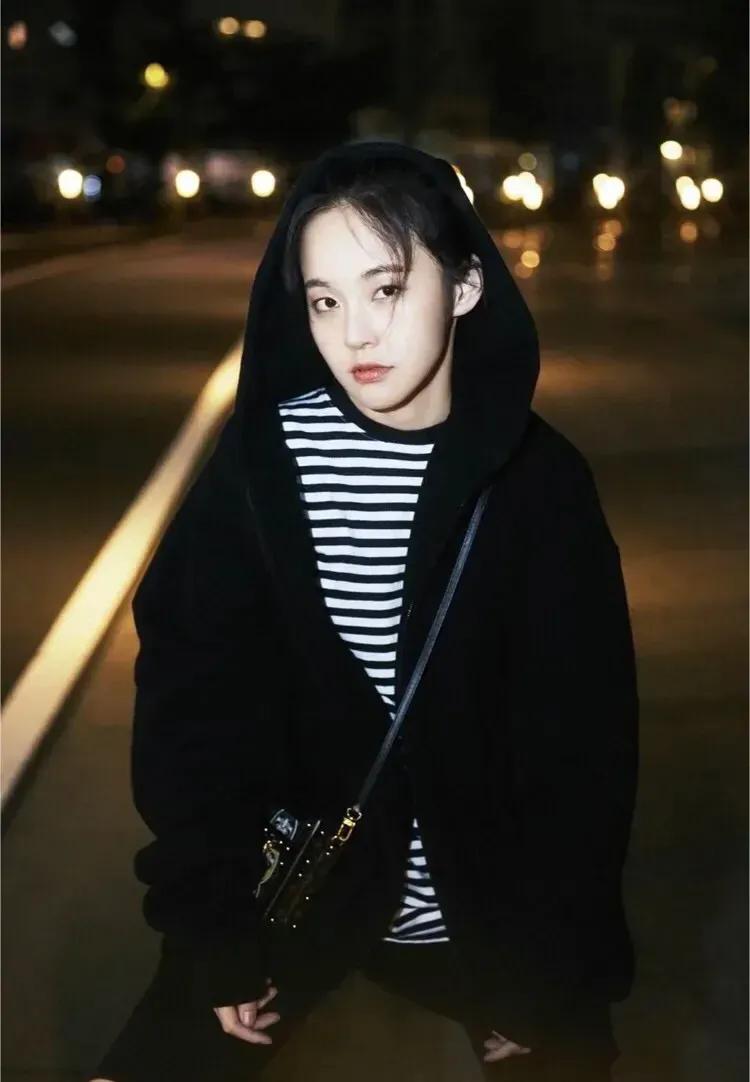 和以往文艺风不一样的张佳宁，黑白调服饰，复古的妆容，酷酷的