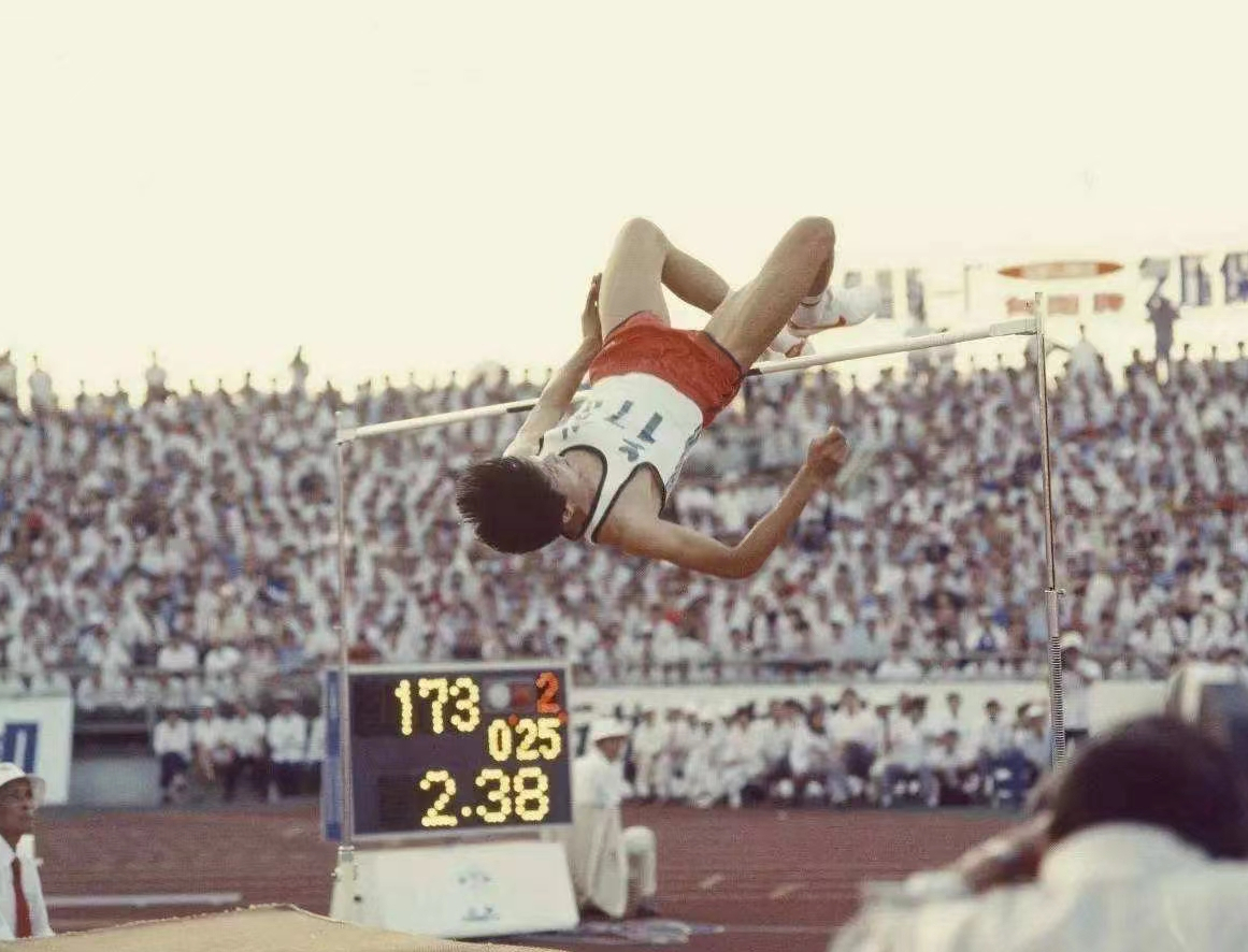 跳高国王朱建华:三次打破世界纪录,却因奥运丢冠遭羞辱被迫退役