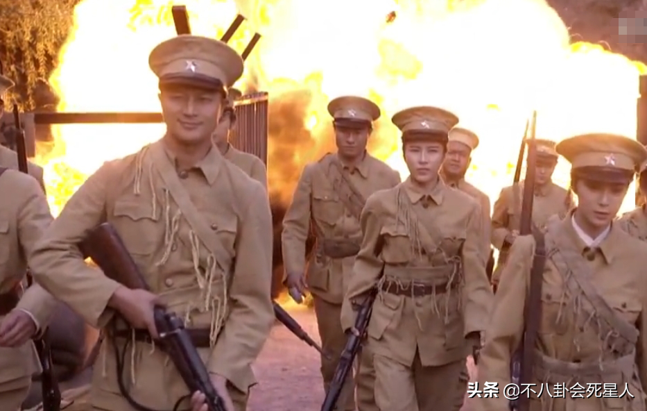 抗日剧变矫情？涂发胶抹口红，白面烧饼还嫌弃，对得起以前战士吗