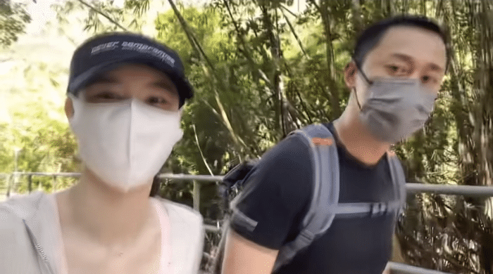 林峯为张馨月庆祝母亲节，与老婆贴脸合影笑容幸福，在线互相示爱
