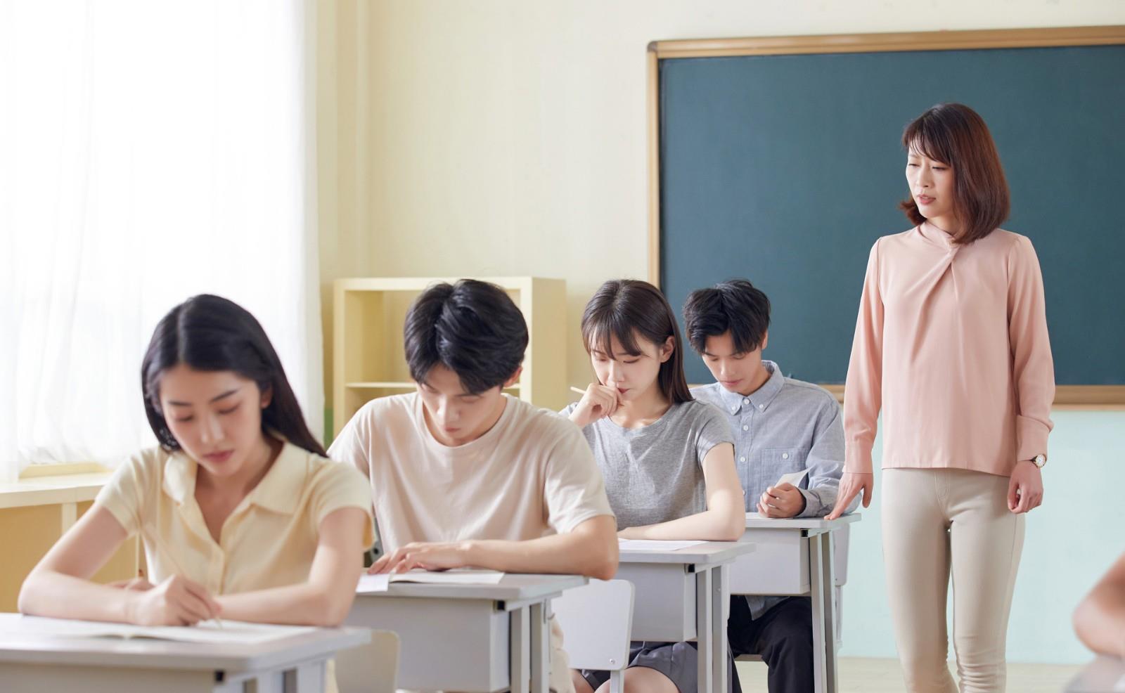 “努力就能成功”？知名教授说出大实话，三大因素或将战胜高考