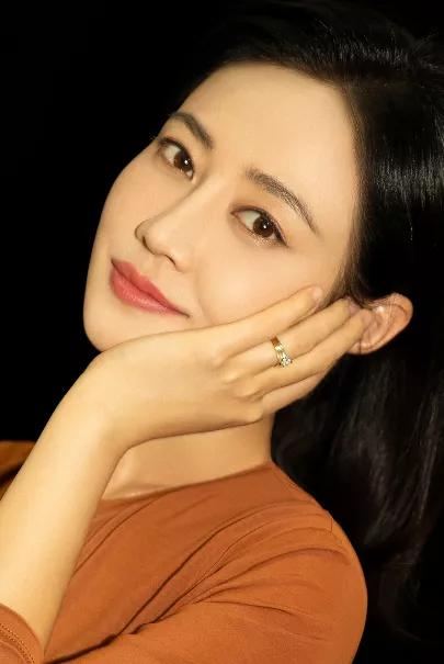 谭卓：知性优雅，青春靓丽，温婉大方