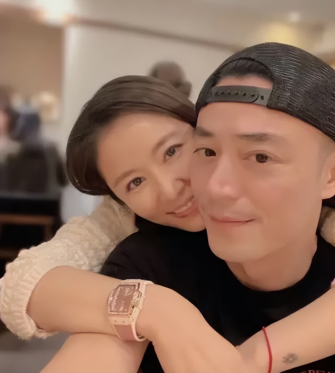 林心如自曝睡前给女儿讲故事，母爱满满，戴婚戒与霍建华隔空放闪