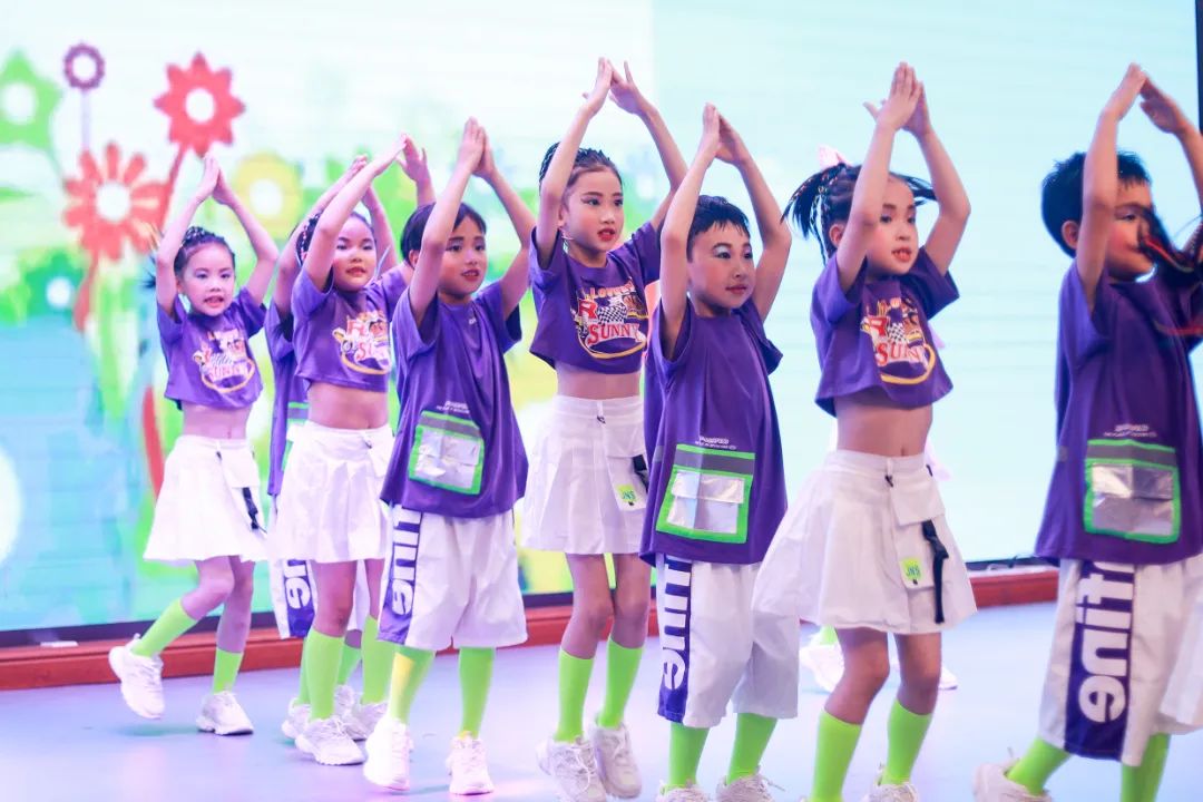 天府新区华阳实验小学举行“童星耀五月·艺术绽花开”群舞比赛
