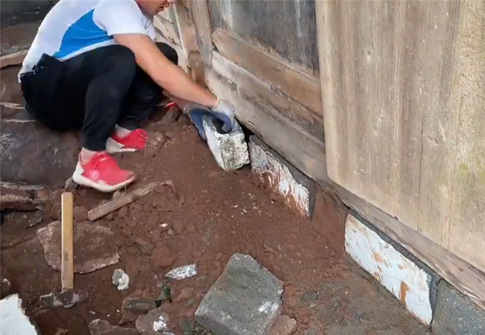 他用1个月时间，将乡下废旧木屋，变成舒适小家，住后不想回城里