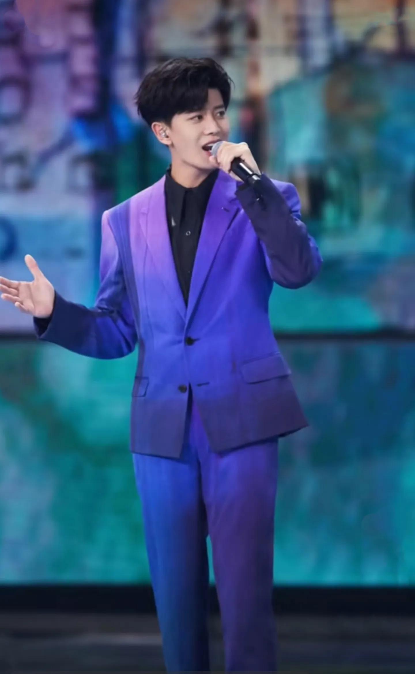 #任嘉伦#考古几张照片，衣架子