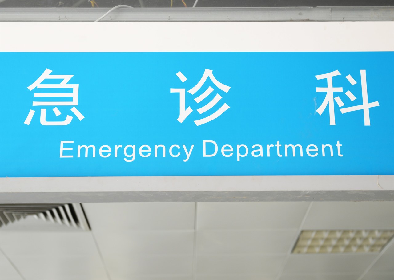 2003年让人胆寒的非典，是如何消失的？为何新冠却难以消除？