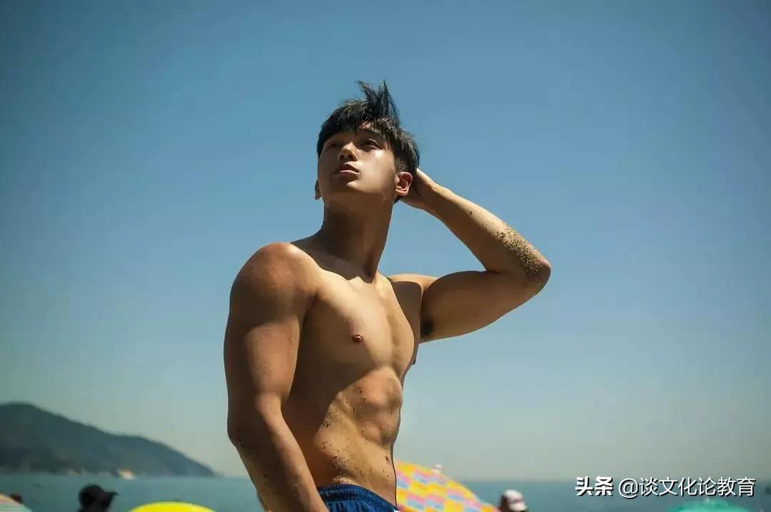 域外/韩国肌肉小哥演绎“在水一方”，侧颜太帅