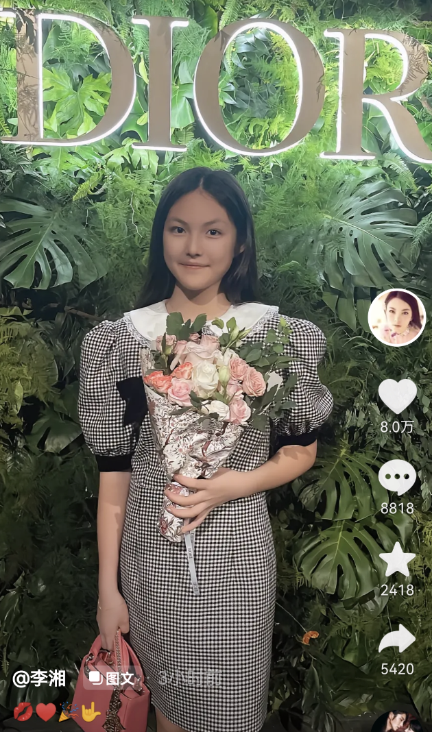 李湘晒母女近照，王诗龄靠着妈妈卖萌，试穿衣服身材高挑又瘦了