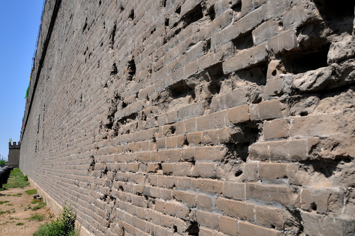 那城墙的弹孔诉说着80多年前的历史