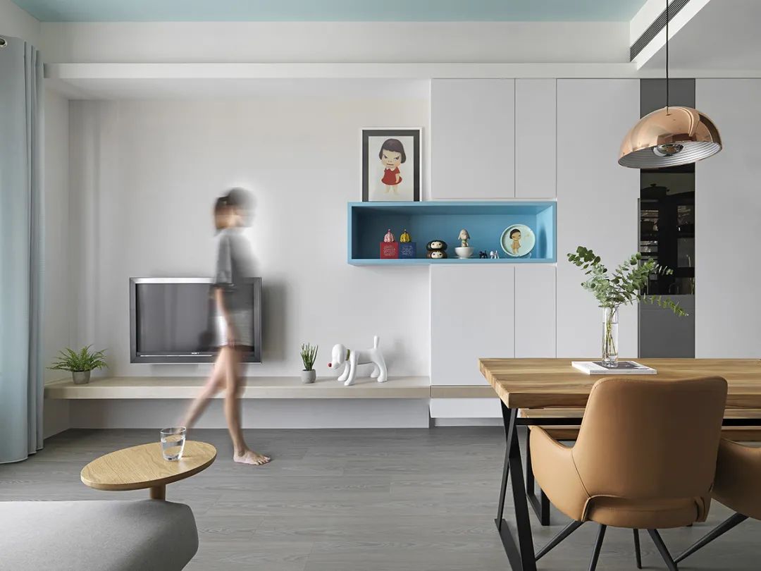 56平小户型设计，玻璃隔断加色彩运用，维系简洁且连贯的穿透视野