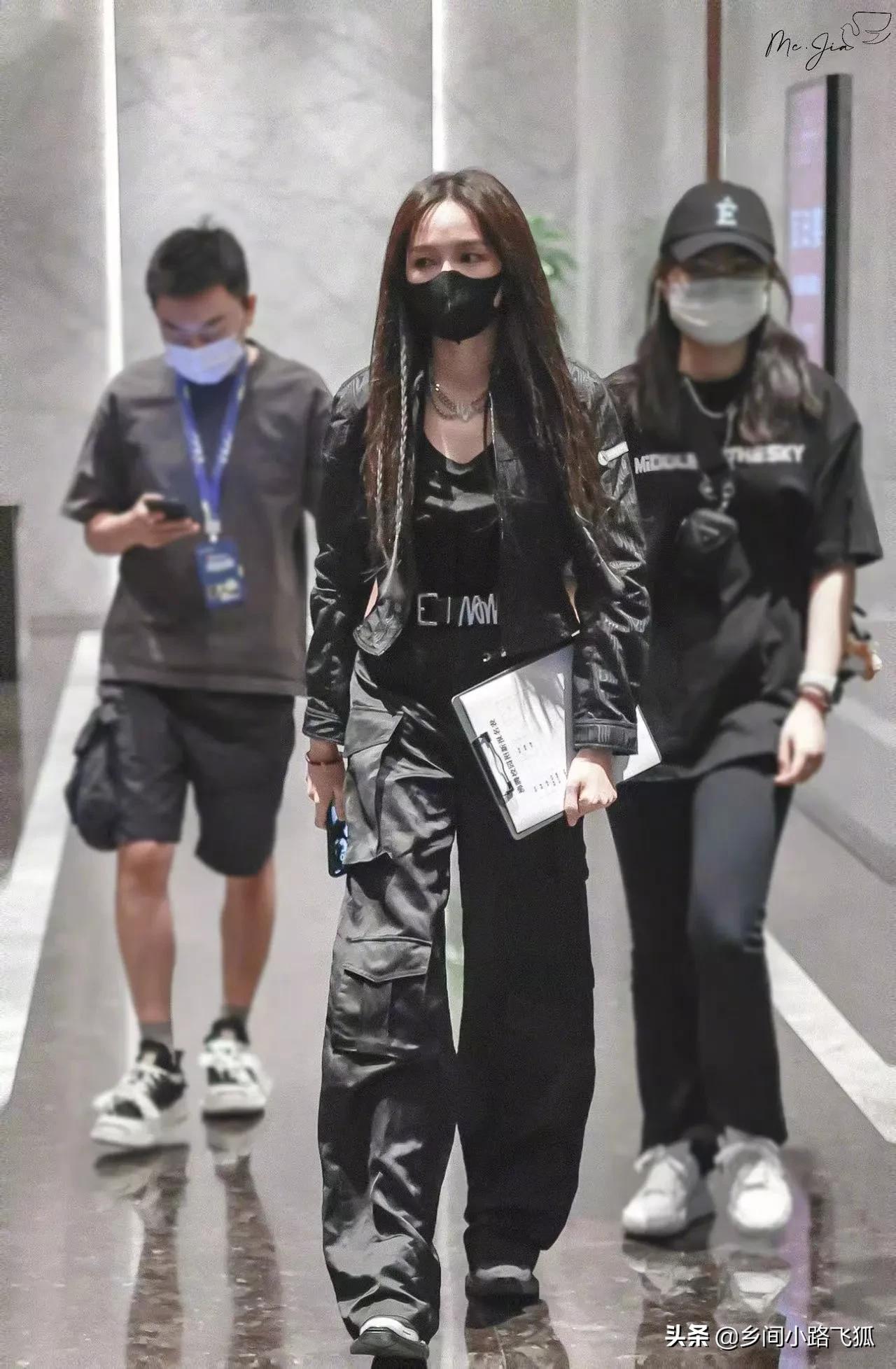 孟佳带社团招新报名表上班，一身黑色工装潮酷满分