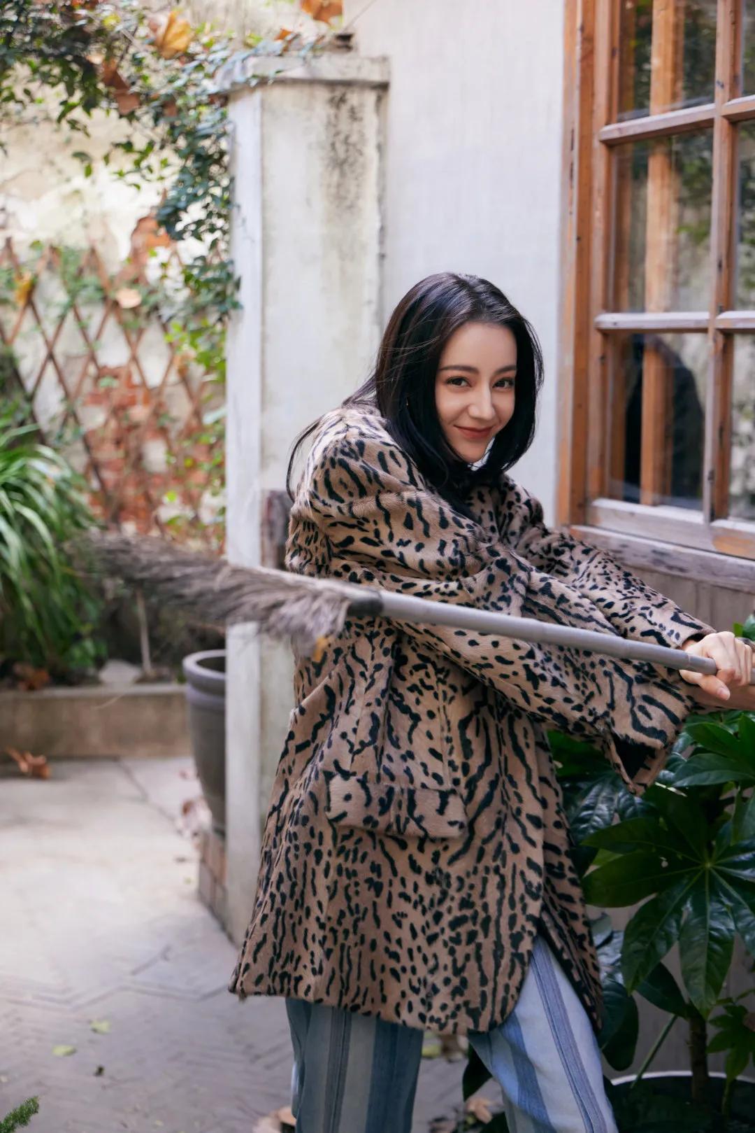 三大顶流的豹纹battle，迪丽热巴休闲惬意，赵丽颖杨幂一言难尽