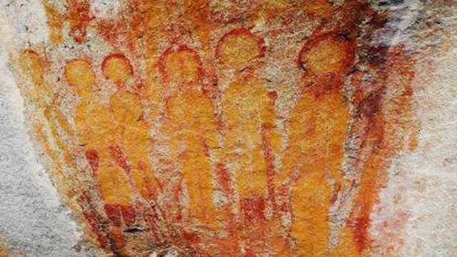 印度洞穴里发现万年前的涂鸦，似乎画的是外星人和UFO降临