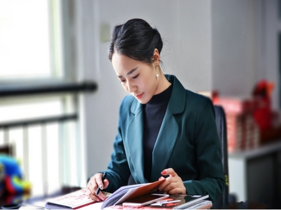 这些工作看起来年薪几十万，实际上工资并不高，空姐也不例外