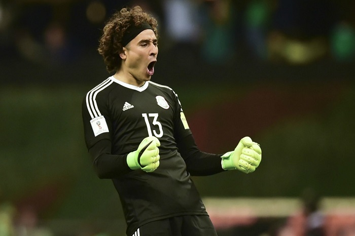 世界杯英雄志:力扑莱万点球再度超神的奥乔亚,曾与球迷感动世界