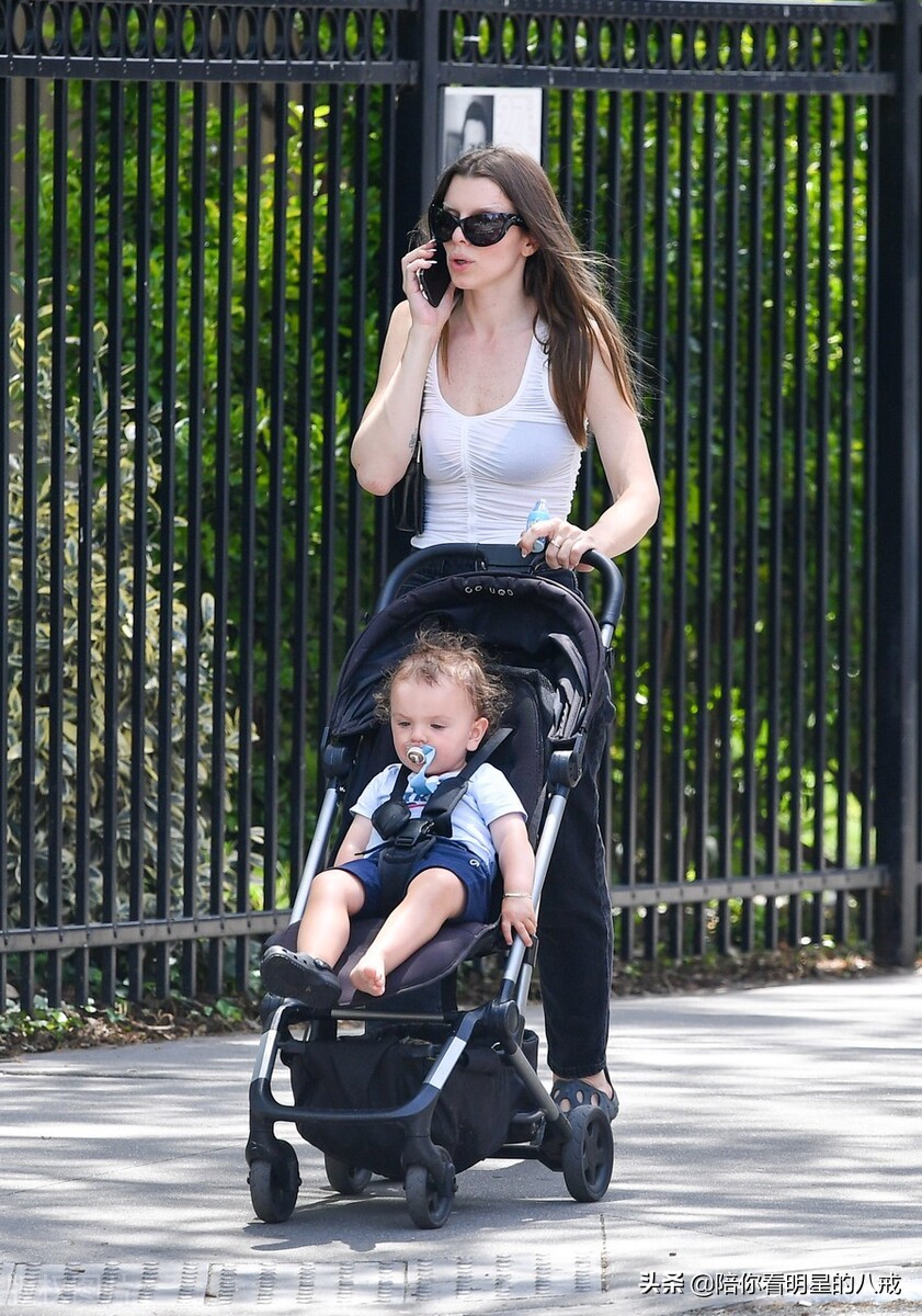 朱莉娅-福克斯 单手推手推婴儿车 一边接电话