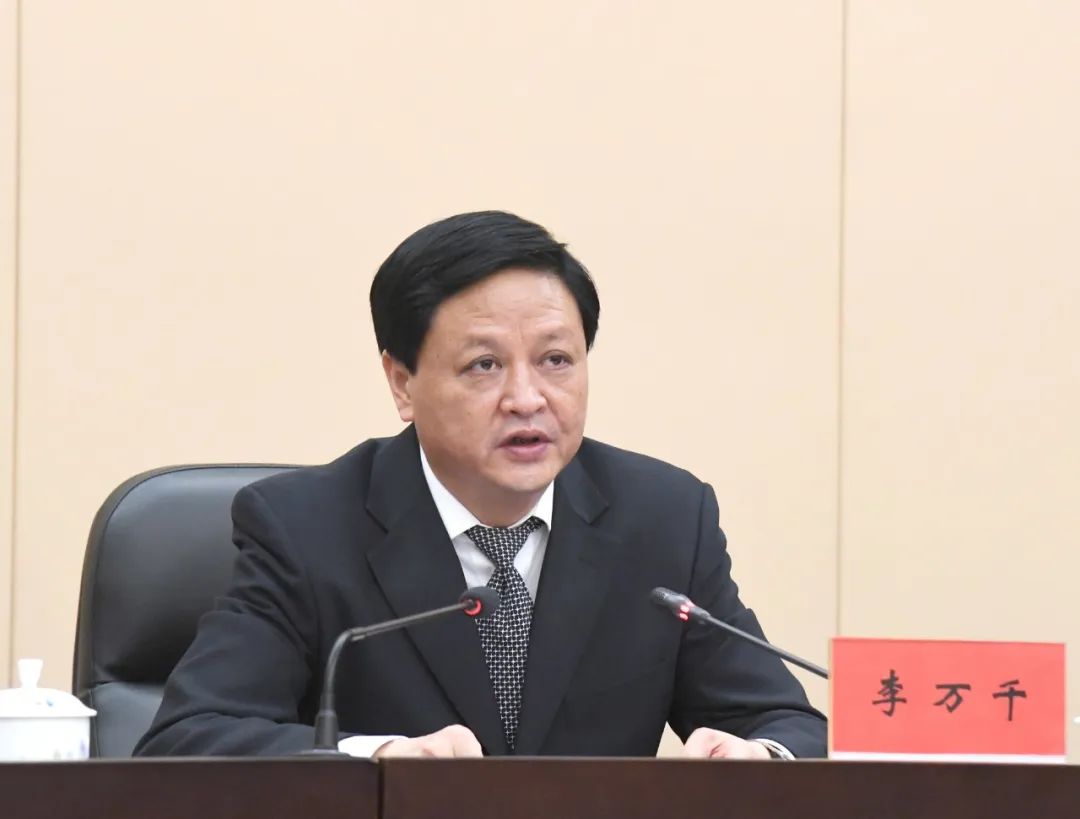 李万千出席市六届人大常委会第三次会议并作讲话