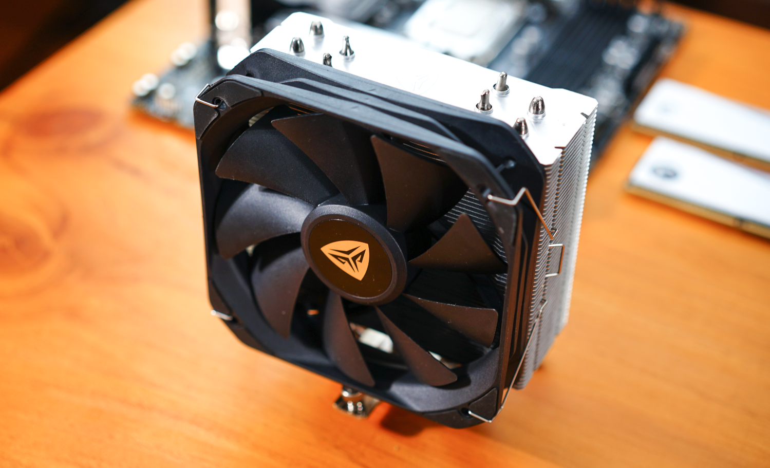 主板自带M.2散热片是鸡肋？看看B660迫击炮+PCIe4.0固态上机实测