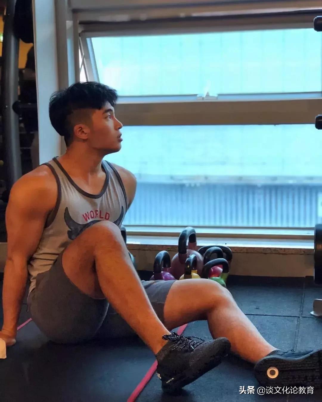 域外/韩国肌肉小哥演绎“在水一方”，侧颜太帅