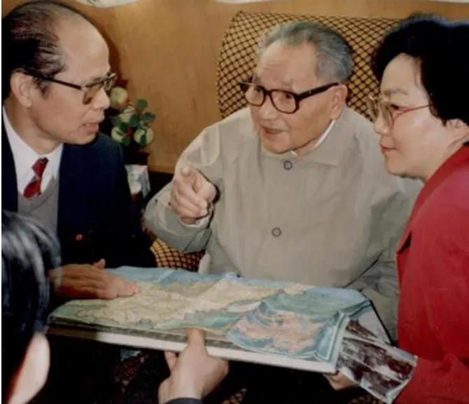 毛主席会见英国贵宾，提到香港问题，指着邓小平：那时是他们的事