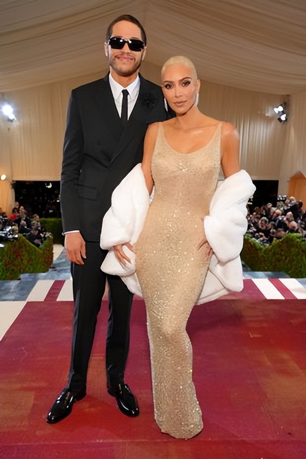 金和克洛伊用食物道具“假吃”披萨遭质疑，网友们真假难分