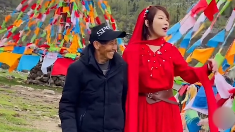 一女婴被弃，拾荒老人养大身价过亿，为报恩卖公司带养父环游祖国