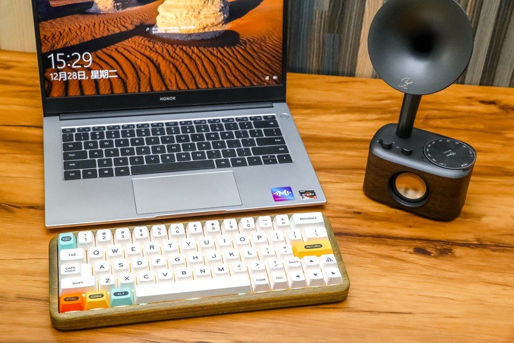 可以盘的客制化键盘？绿檀木外壳MelGeek Mojo60双模键盘入坑记