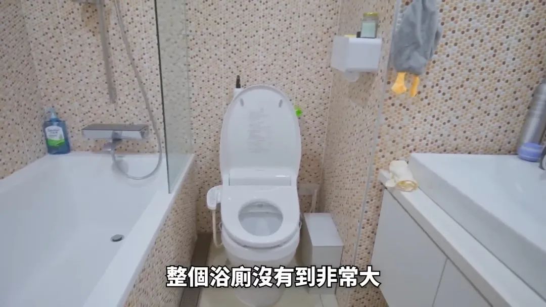 34岁著名主持人出道11年，却蜗居59㎡老破小，网友：这么寒酸？