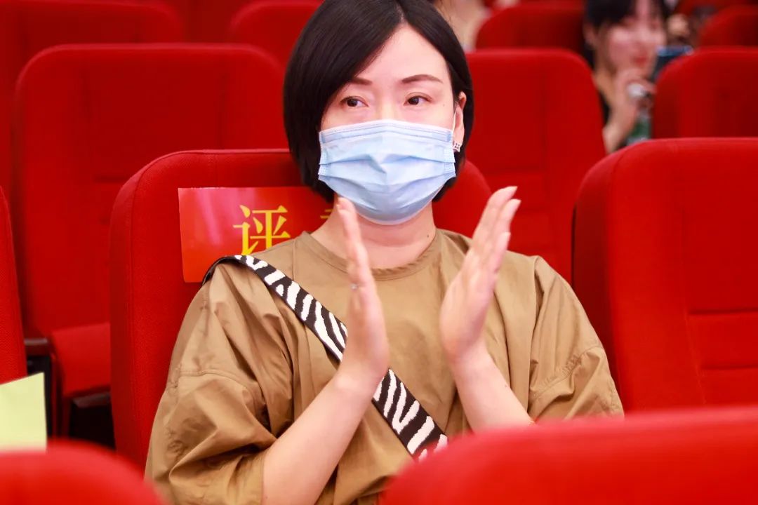 天府新区华阳实验小学举行“童星耀五月·艺术绽花开”群舞比赛