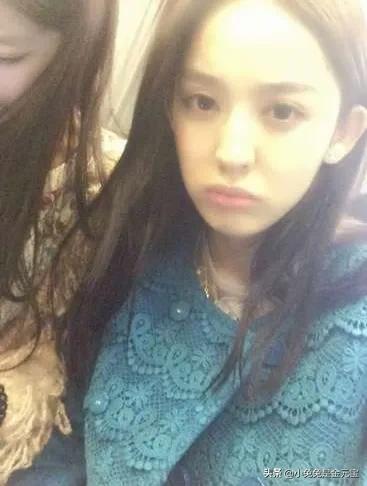 娜扎大学生时期 ​​​跟朋友们的合照