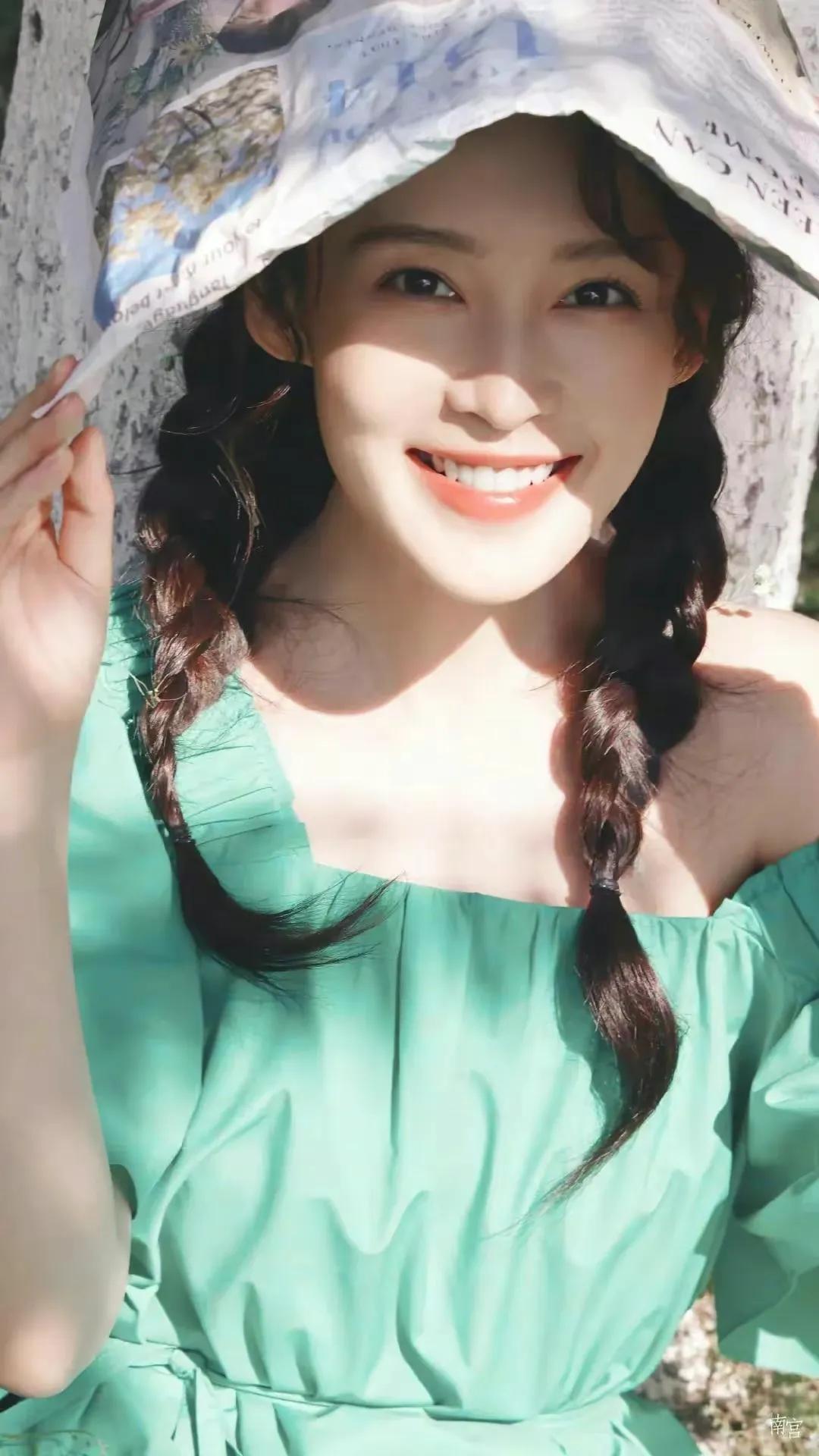 绿裙编发的李沁，青春靓丽活力满满，灵动飘逸俏皮甜美